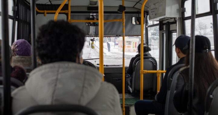 nowoczesny-przystanek-przy-stadionie-ju---otwarty--auto-1979